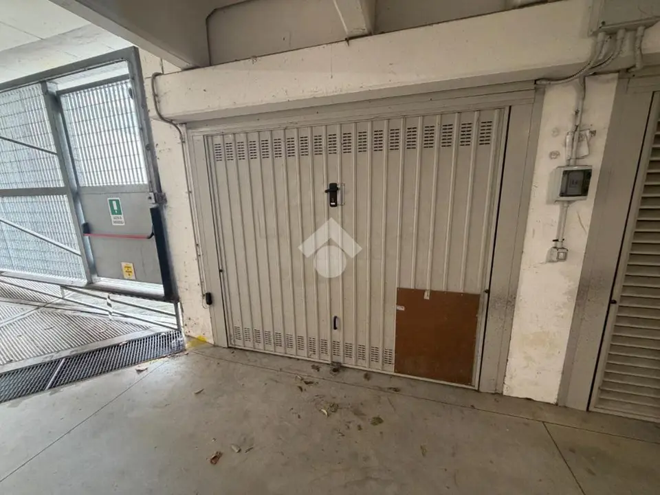 Box / posti auto in vendita a Genova