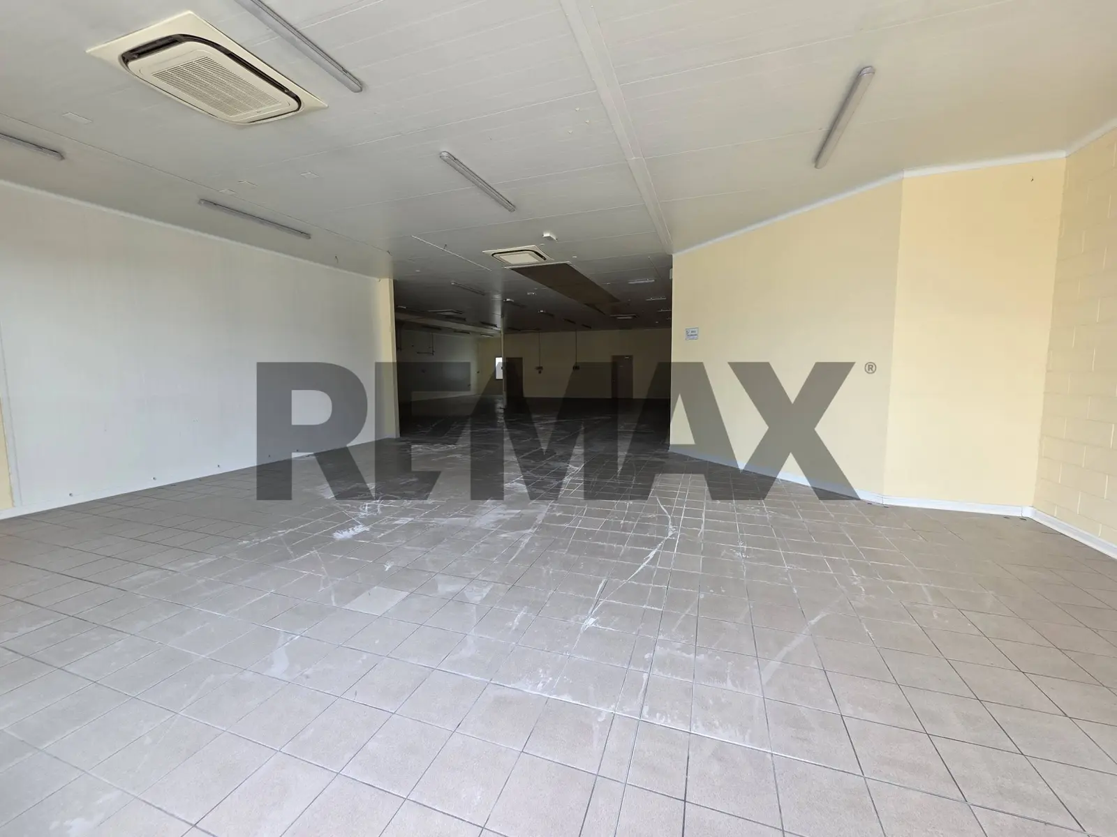 Locale Commerciale in Affitto a Cenate Sotto