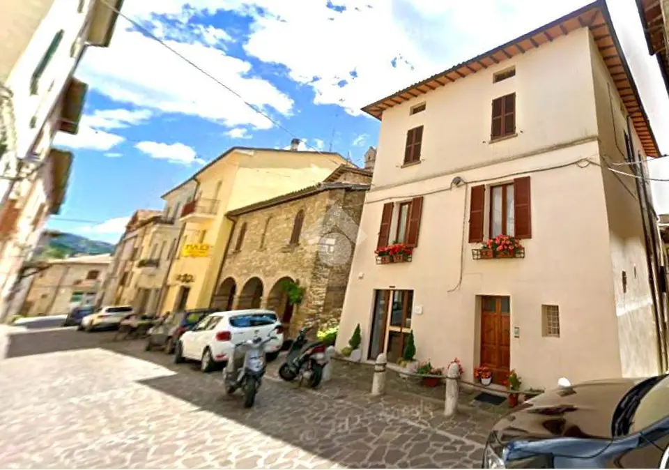 6 locali in vendita a Scheggia E Pascelupo