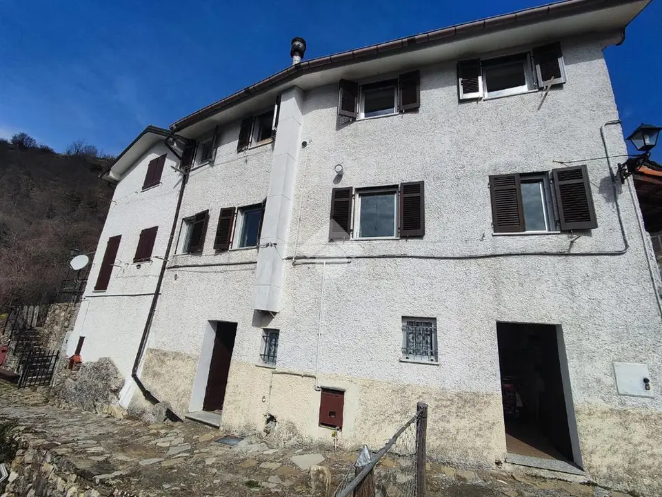 Casa semindipendente in vendita a Valbrevenna