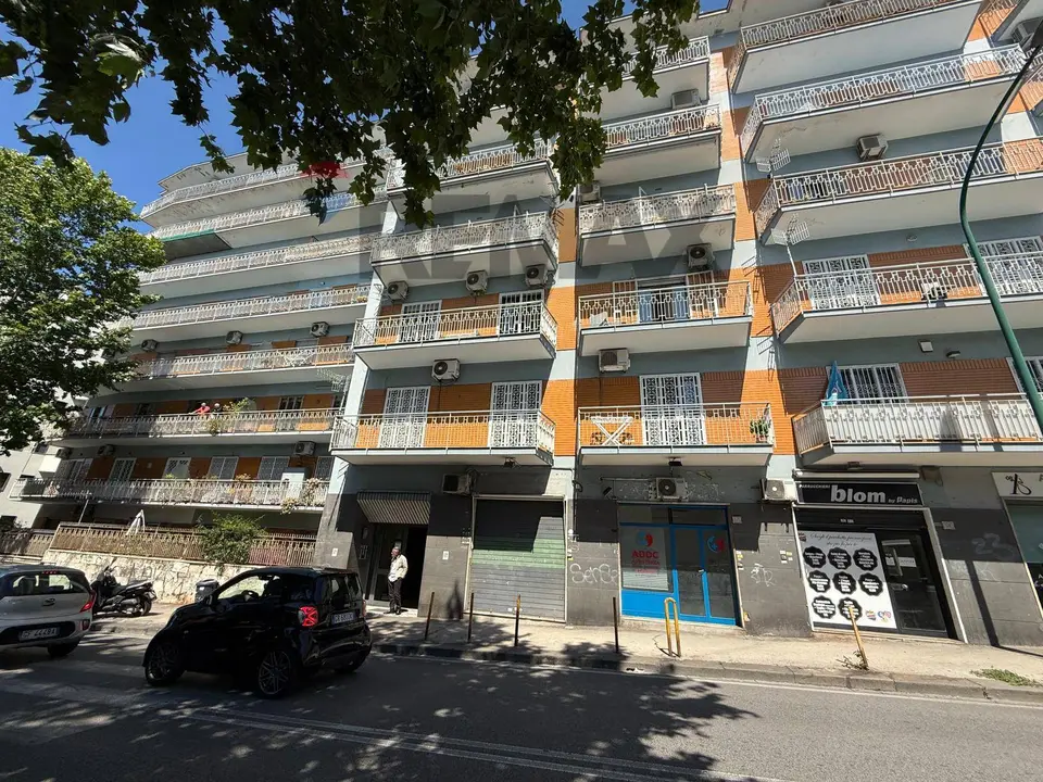 Locale Commerciale in Affitto a Napoli