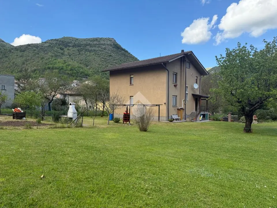 Villa singola in vendita a Scheggia E Pascelupo
