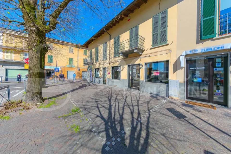 Negozio in Piazza Cavour 2, Cassano d'Adda (MI)