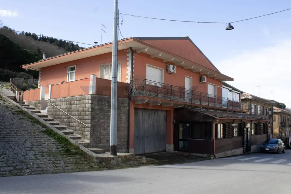 Locale Commerciale in Vendita a Buccheri