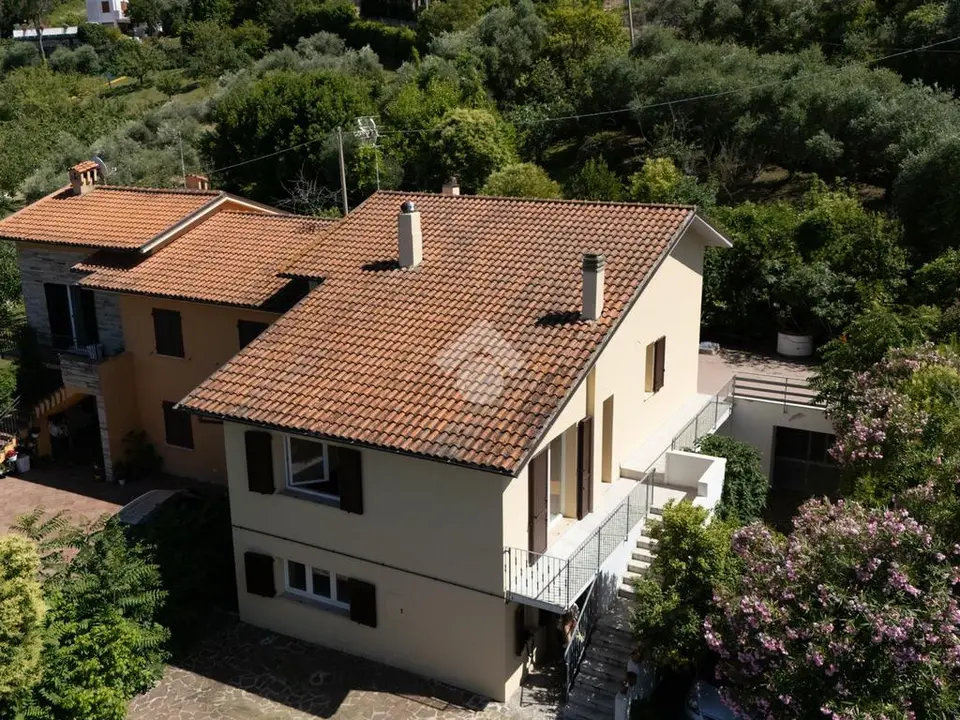 Porzione di bifamiliare in vendita a Ancona