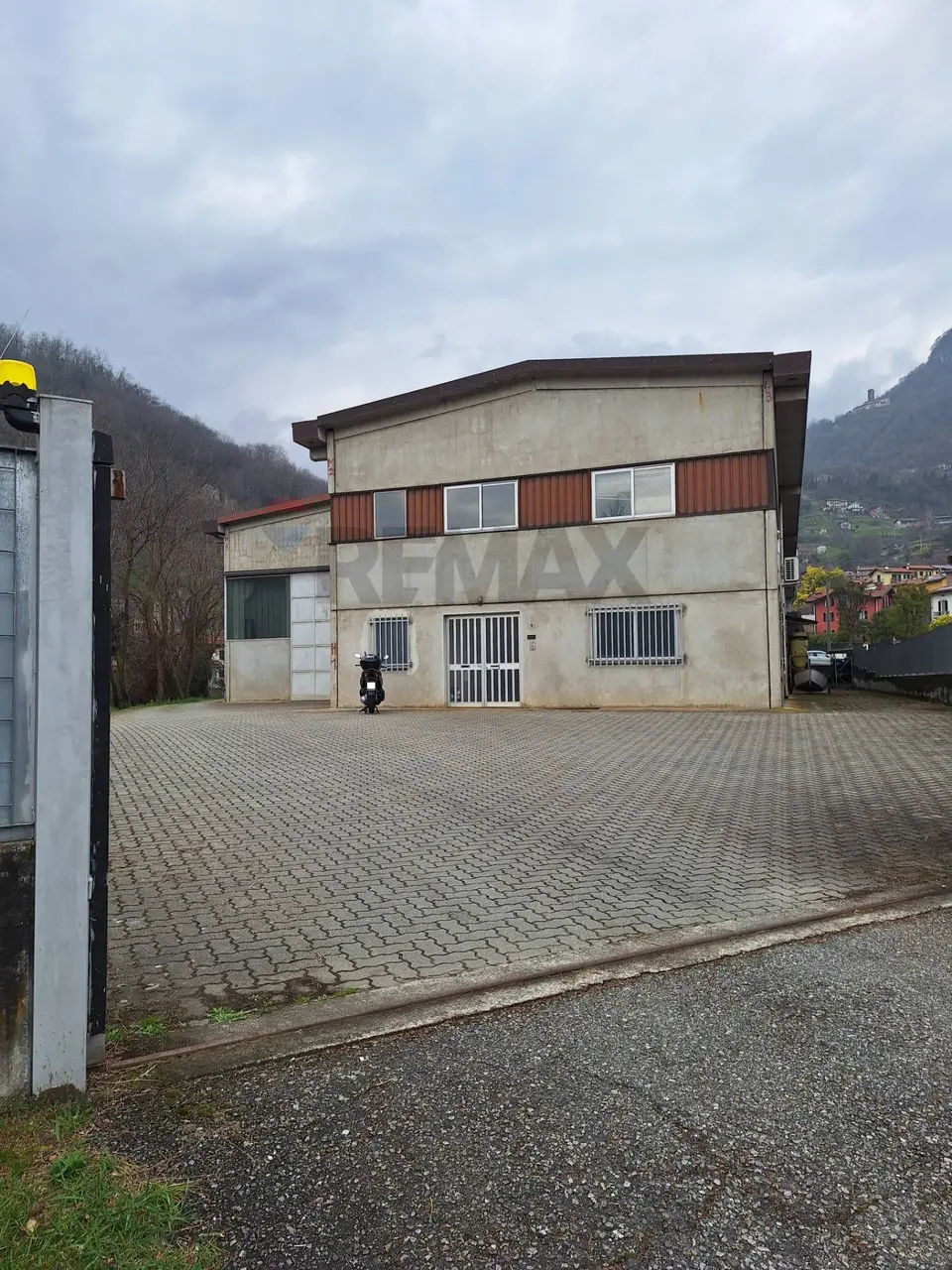 Capannone Industriale in Vendita a Gravedona ed Uniti