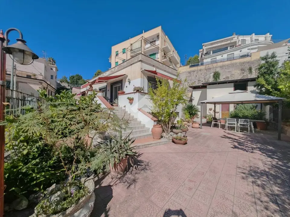 4 bedroom Villa for sale in Pozzuoli