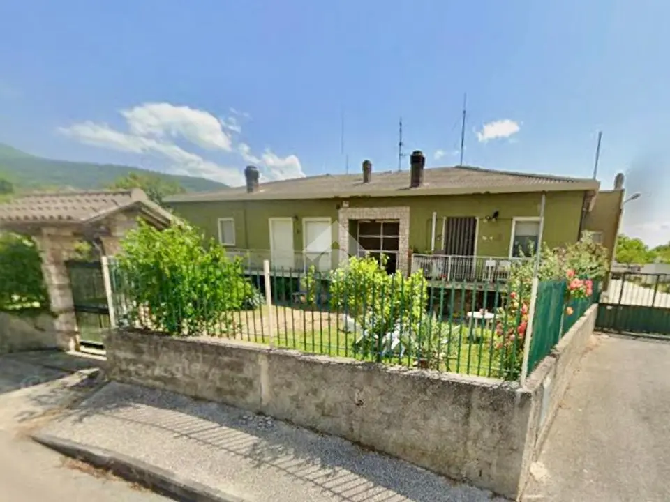5 locali in vendita a Campello Sul Clitunno