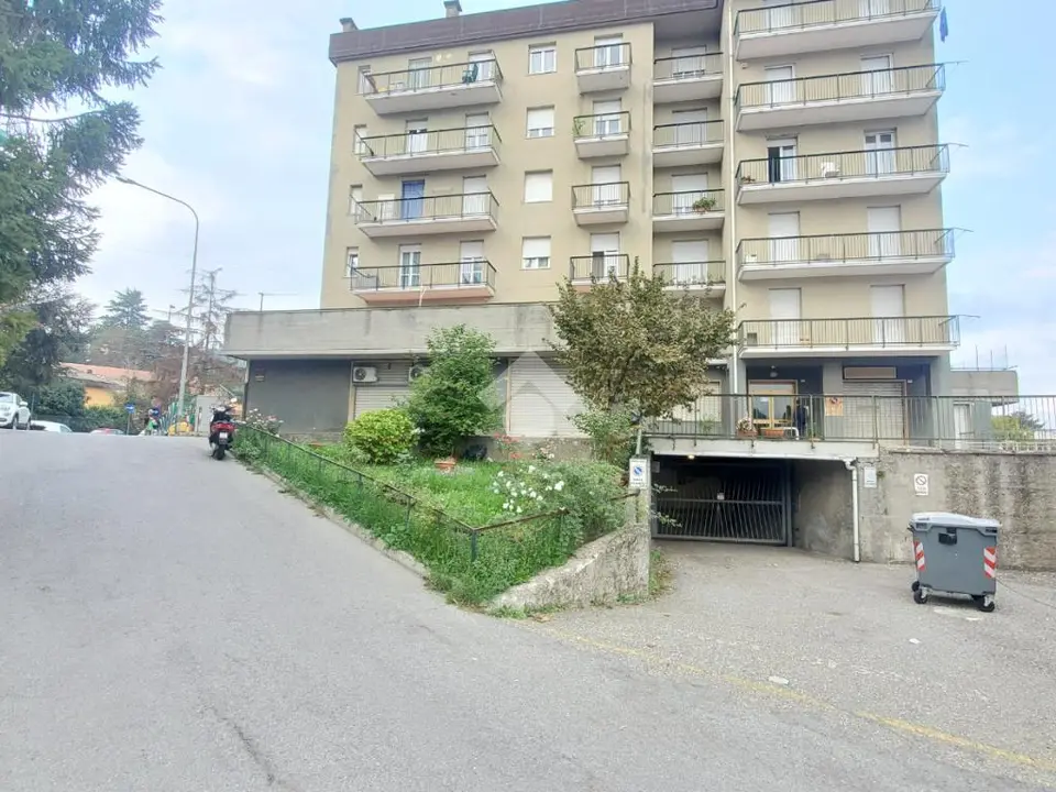 Box / posti auto in vendita a Busalla