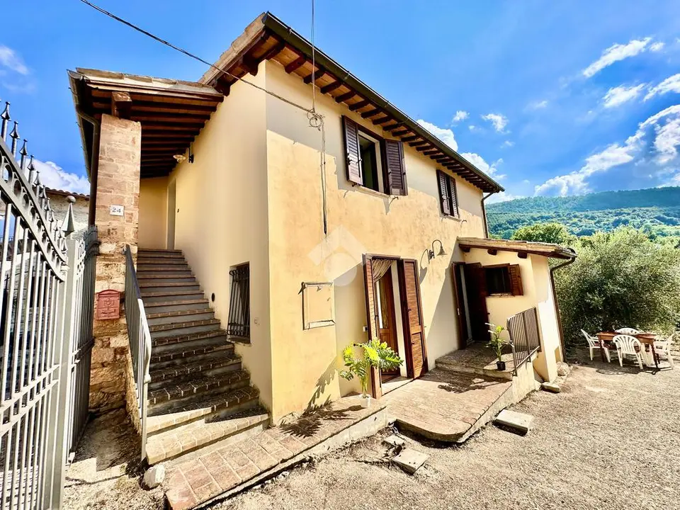 Porzione di bifamiliare in vendita a Spoleto