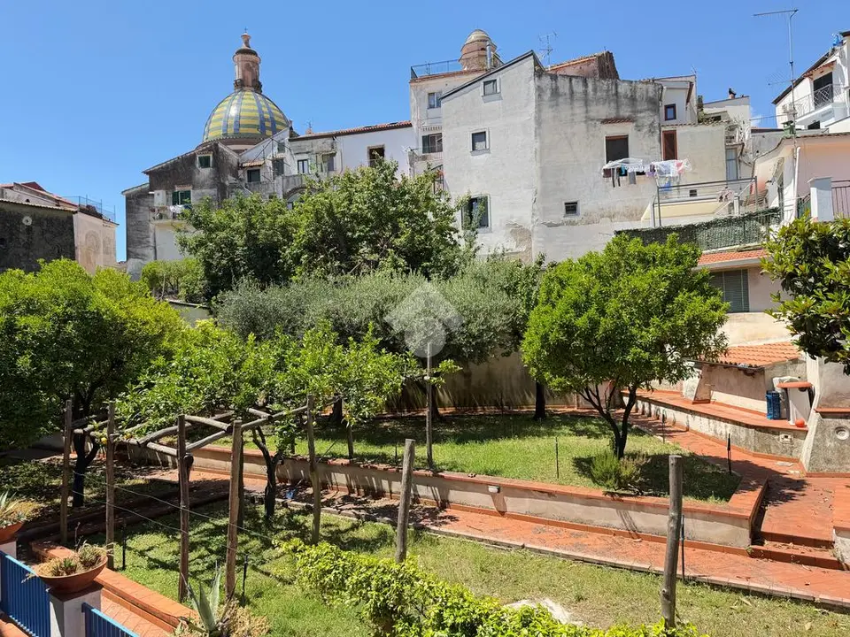 Quadrilocale in vendita a Vietri Sul Mare