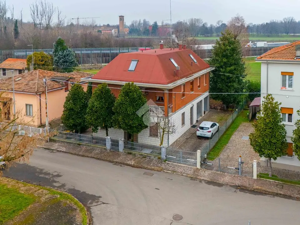 Bifamiliare in vendita a Modena