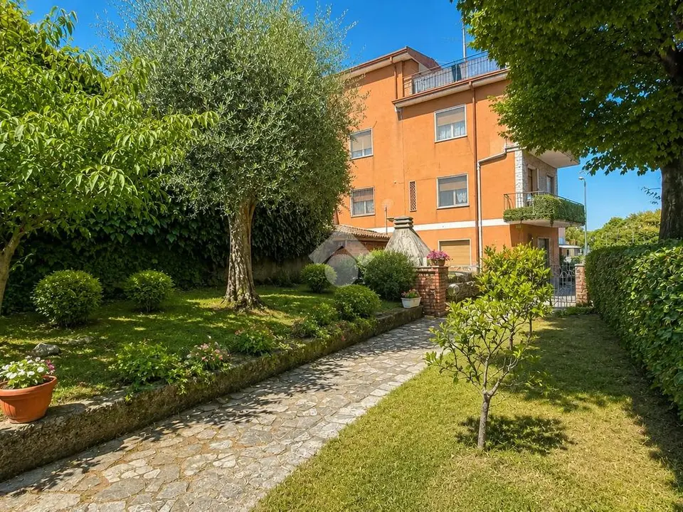 Casa indipendente in vendita a Desenzano Del Garda