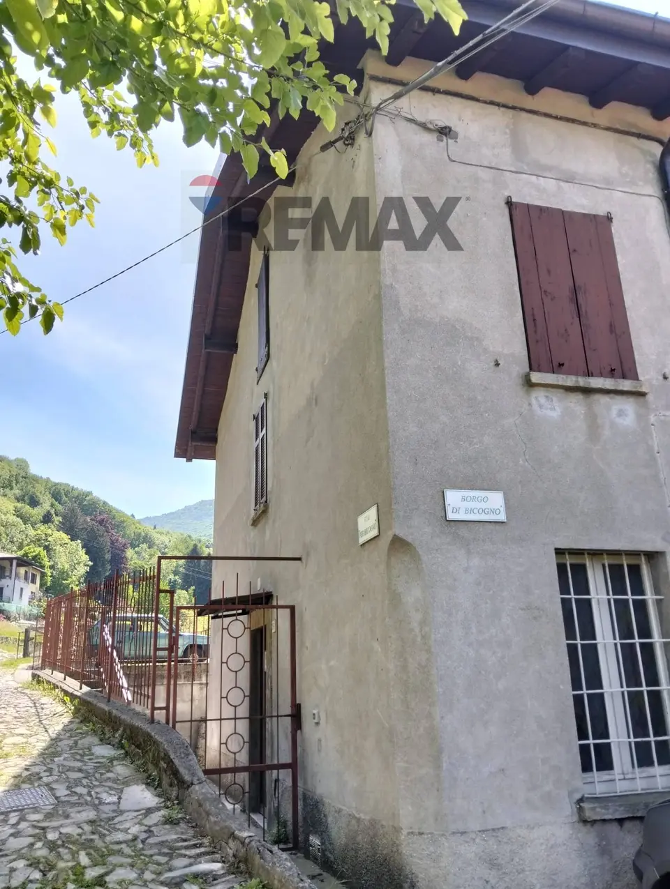 Porzione di casa in Vendita a Faggeto Lario