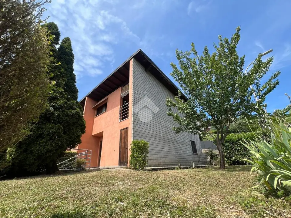 Villa a schiera d'angolo in vendita a Albino