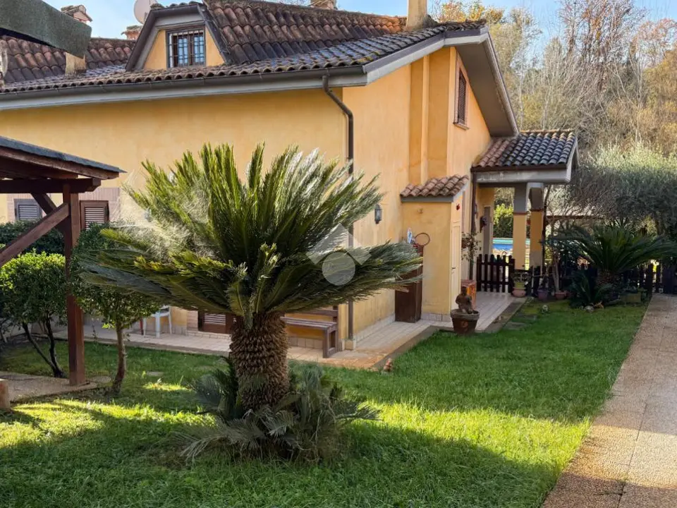 Porzione di bifamiliare in vendita a Capena