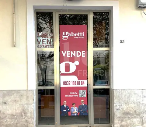 Negozio in Viale Ten. Emanuele Lena  53, Ragusa (RG)
