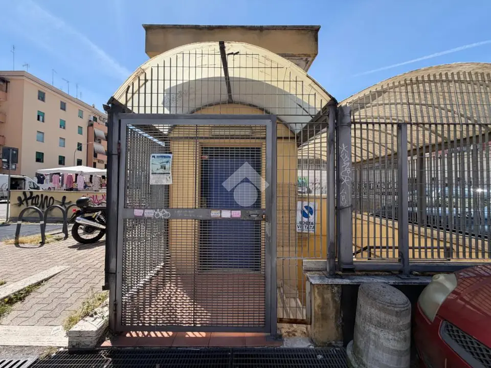 Box / posti auto in vendita a Roma