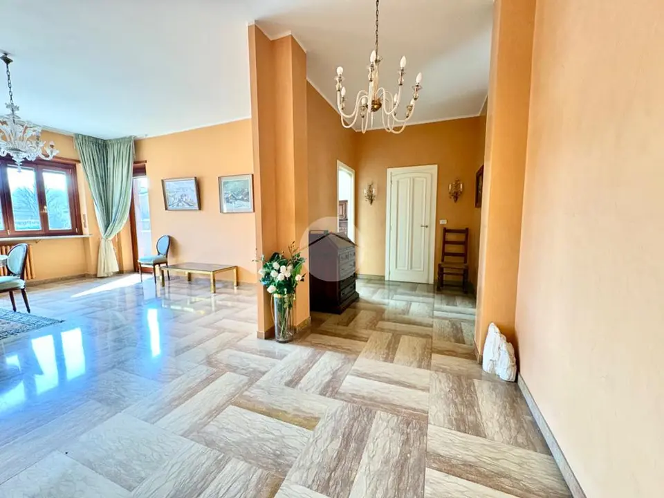 5 locali in affitto a Rosta