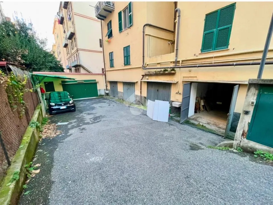Box / posti auto in vendita a Genova