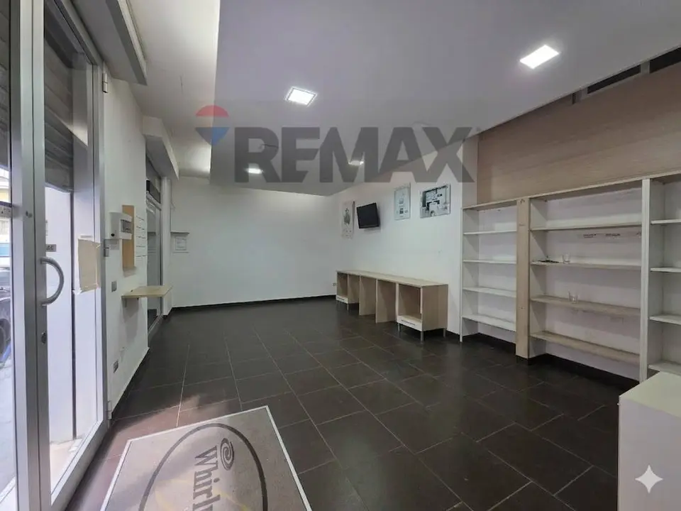 Locale Commerciale in Affitto a Casoria