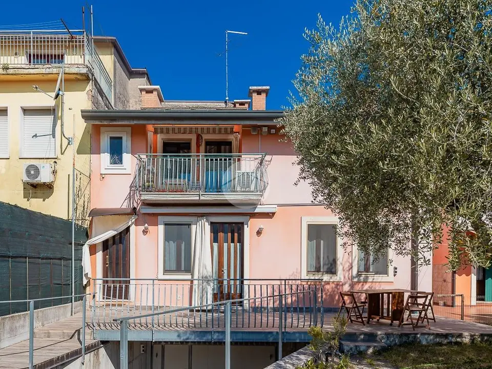 Quadrilocale in vendita a Villafranca Di Verona