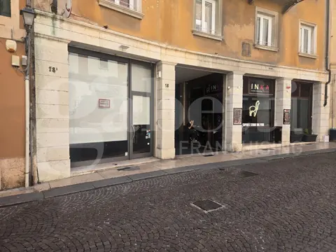 Negozio in via oberdan 18/b, Verona (VR)