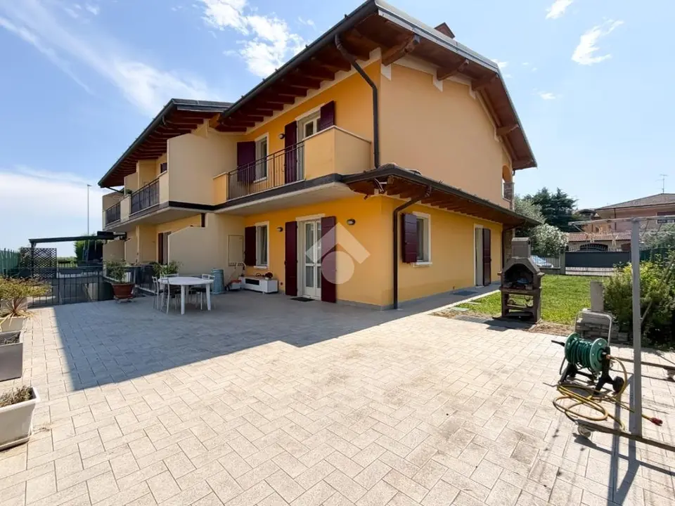 Porzione di bifamiliare in vendita a Passirano