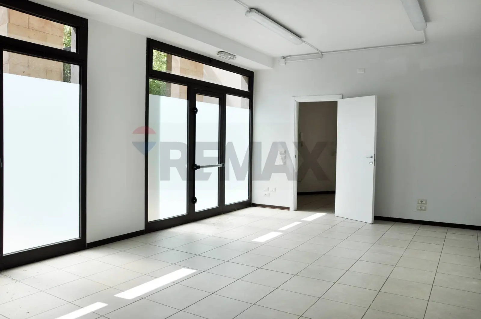Locale Commerciale in Affitto a Signa