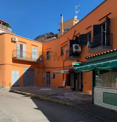 Locale Commerciale in Affitto a Pozzuoli