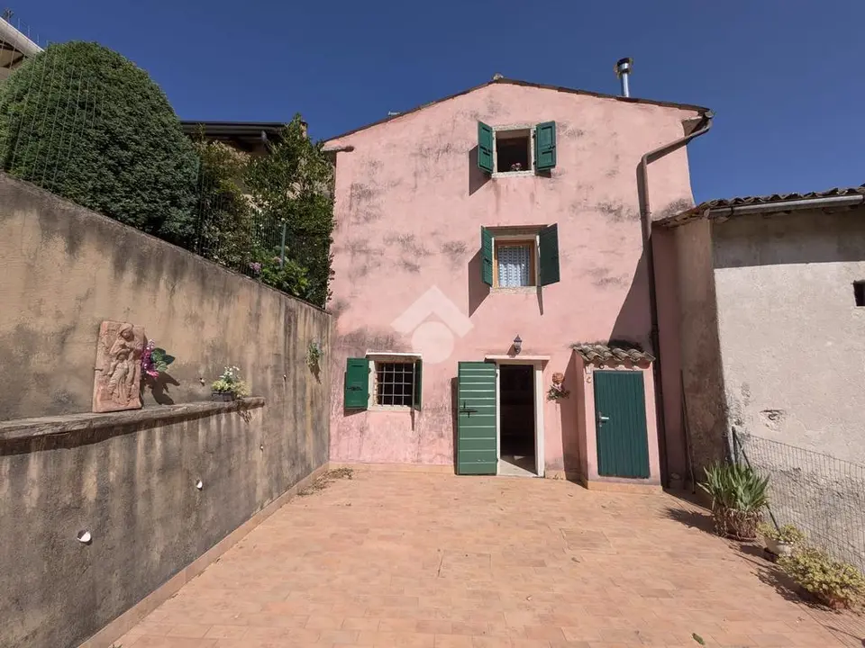 Rustico in vendita a Ferrara Di Monte Baldo