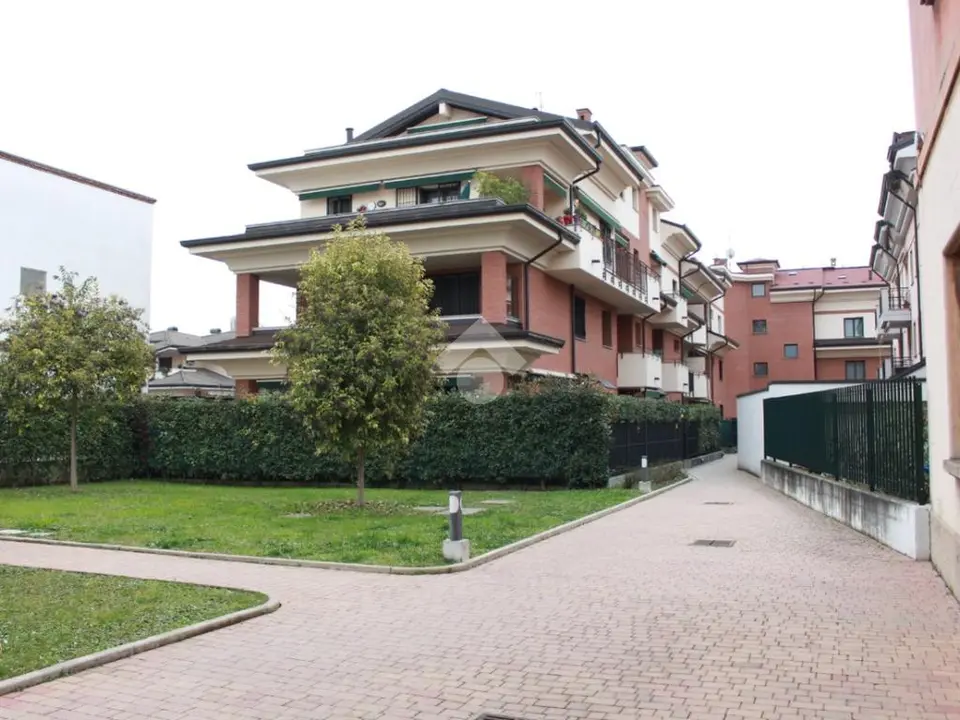 Box / posti auto in vendita a Paderno Dugnano