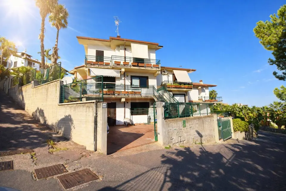 Porzione di villa in Affitto a Aci Catena