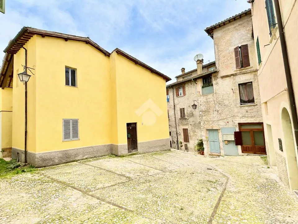 Porzione di bifamiliare in vendita a Spoleto