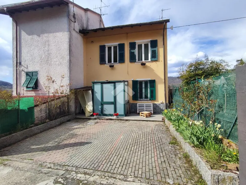 Casa semindipendente in vendita a Montoggio