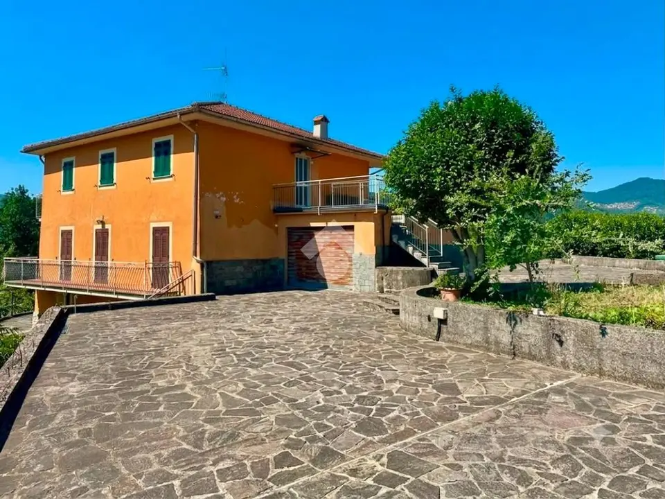 Bifamiliare in vendita a Carasco